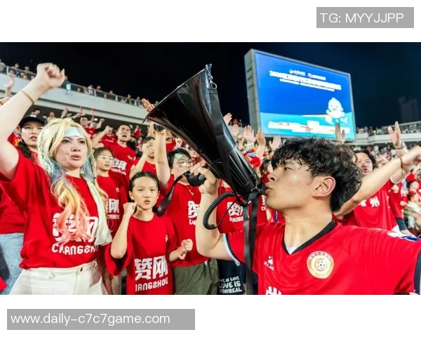 足球明星化身路人意外现身街头引发球迷热议与欢笑